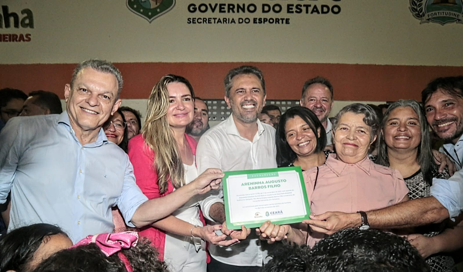 grupo de pessoas posa para a foto